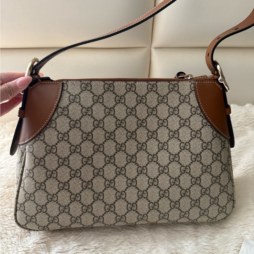 Gucci Emblem medium shoulder bag - Picture 2 of 7